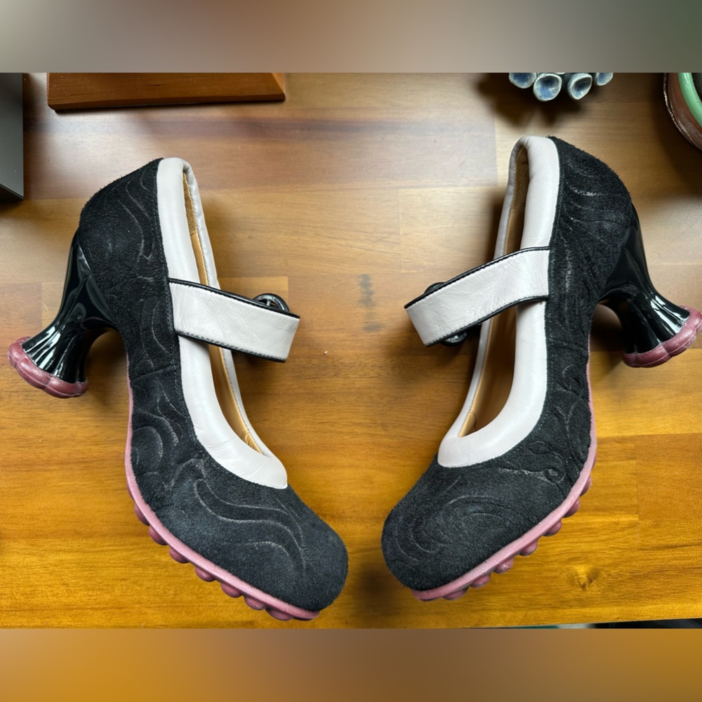 Fluevog NEARLY NEW Cosmos Ceres black suede and beige padded Mary Jane heel- 9.5 - Picture 9 of 16